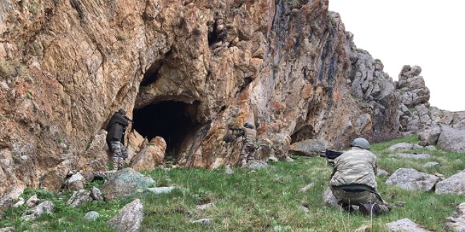 Van'da teröristlerin kullandığı 4 sığınak imha edildi