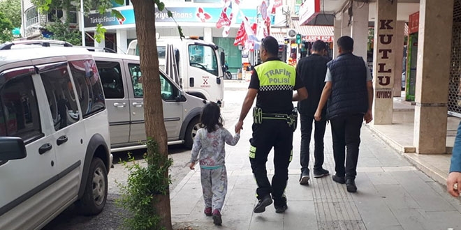 Kaybolan çocuğu trafik polisi buldu