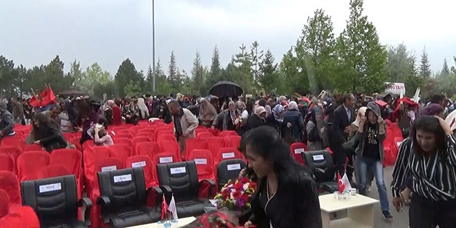 Mezuniyet töreninde sağanak yağmura yakalandılar