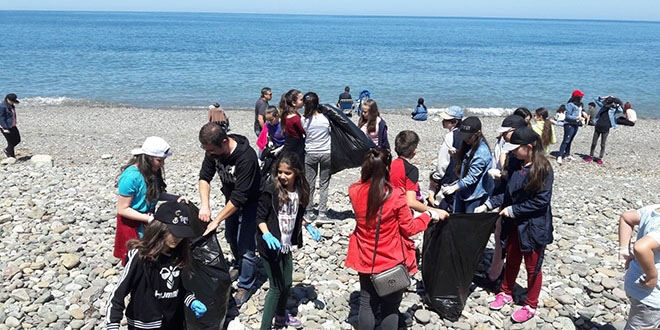 Cumhuriyet Ortaokulu öğrencileri plajı temizledi