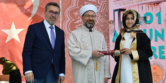 Başkan Erbaş, mezun öğrencilere diplomalarını verdi