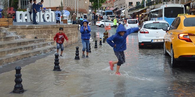 Mardin'de sağanak yağış caddeleri göle çevirdi