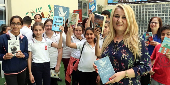 Üç kuşak kitap okumak için okulda buluşuyor