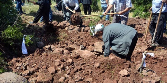 Anne ve kızı yanyana toprağa verildiler