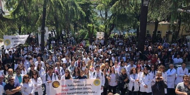 İstanbul Üniversitesi bayrağını diktiler