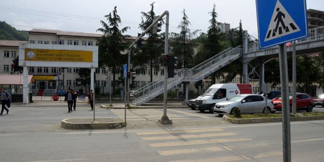 Üst geçidin altına yaya geçidi