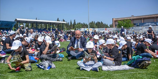 Binlerce ��renci stadyumda kitap okudu