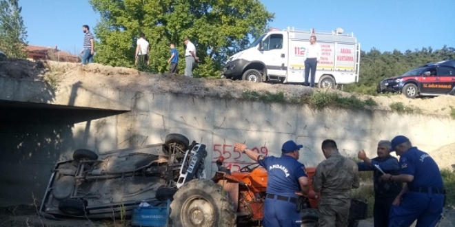 Bal�kesir'de trakt�r ile otomobil �arp��t�: 8 yaral�