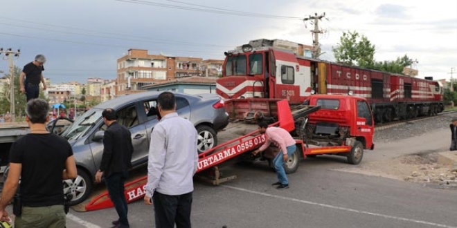 Diyarbakr'da yk treni otomobile arpt: 3 yaral