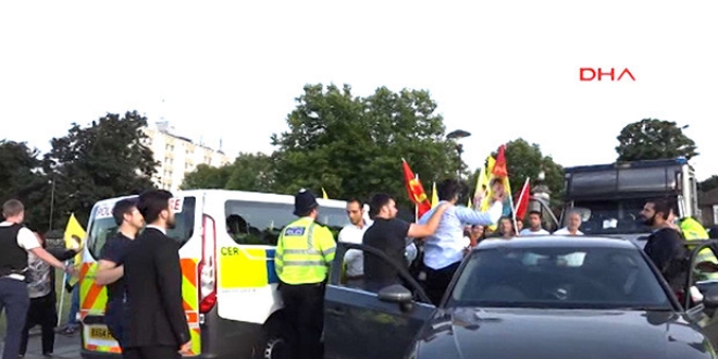PKK yandaşları Londra'da 'tamam' pankartı açtı