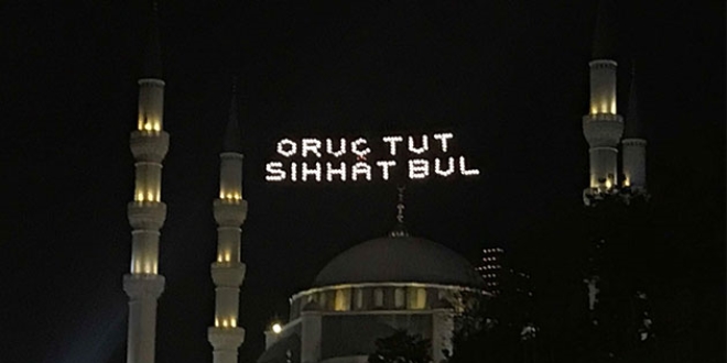 Ramazan'�n habercisi mahyalar yak�ld�