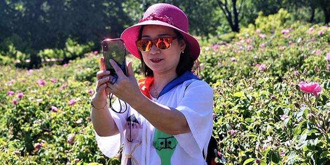 Yabancı turistlerin yeni gözdesi: Isparta gül bahçeleri