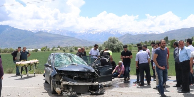 Erzincan'da otomobil aydnlatma direine arpt: 3 yaral