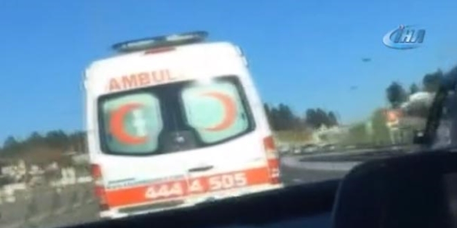Trafik canavarı E-5'te ambulansla yarıştı!