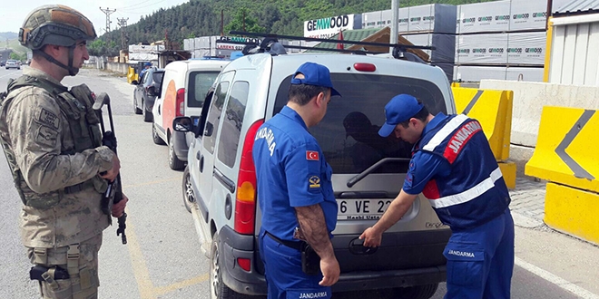 Jandarma yeni kıyafetleriyle göz kamaştırıyor
