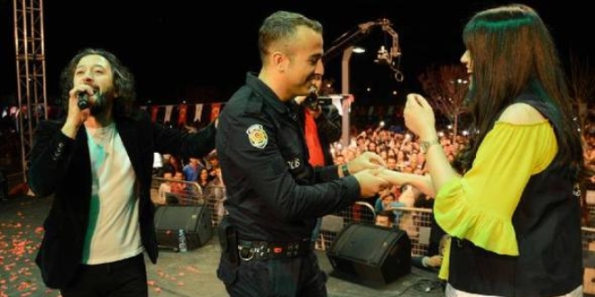 Polisten, meslektana konser srasnda evlenme teklifi