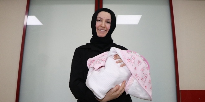 Parmak bebek Hatice Büşra yaşama tutundu