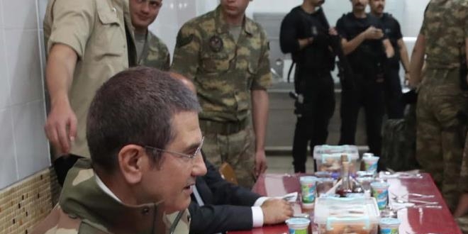 Bakan Canikli ilk iftar�n� s�n�rda askerlerle yapt�