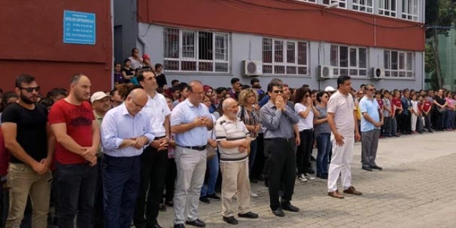Gözyaşları okul müdürü için aktı