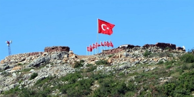 Şehitler Tepesi bayraklarla donatıldı