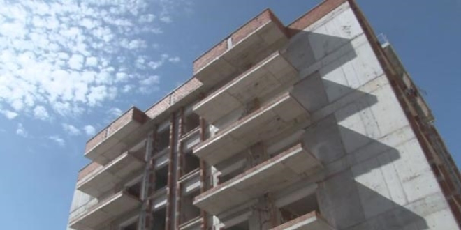 Dördüncü kattan düşen inşaat işçisi hayatın kaybetti
