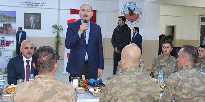Bakan Soylu İran sınırında Mehmetçik ile sahur yaptı