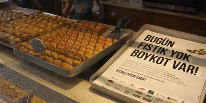 Baklavacıya giren bu yazıyı gördü