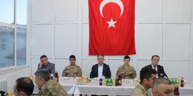 Hakkari Valisi, ilk iftarı JÖH'lerle yaptı