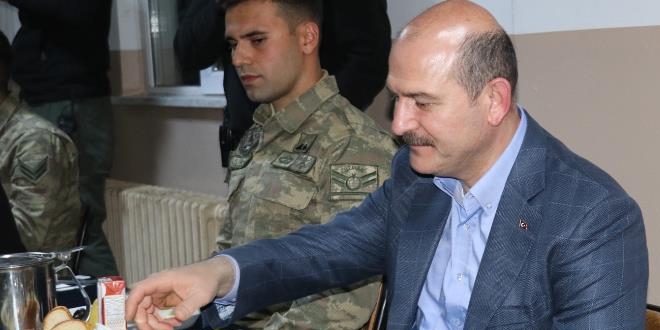 Bakan Soylu Mehmetçikle sahur yaptı