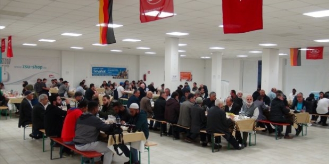 Polis aileleri kontrol noktasında sahur yaptı