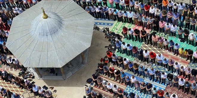 Ramazann ilk cuma namaznda Filistinliler iin dua
