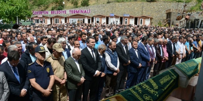 Kazada ölen 4 kardeş toprağa verildi