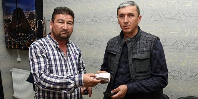 Temizlik işçisinin bulduğu 24 bin lira sahibine teslim edildi