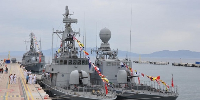 Kuşadası'nda askeri gemiler ziyarete açıldı