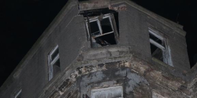 Kadıköy'de 200 yıllık tarihi bina çöktü