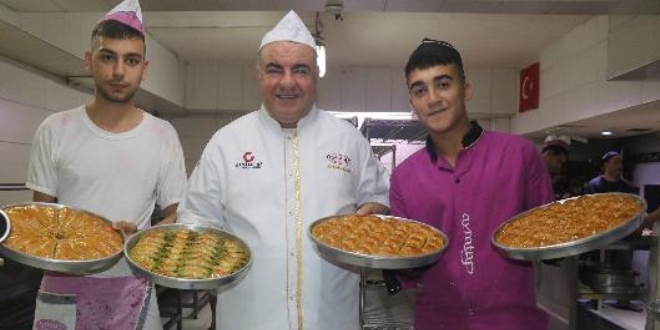 Gaziantep'te baklavacılar zam yapmamak için direniyor