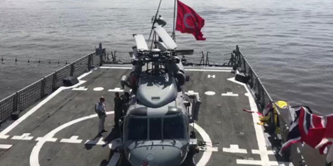 İzmir'de savaş gemileri ziyarete açıldı