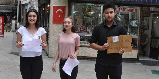 3 lise öğrencisinden 'sarılmak bedava' eylemi