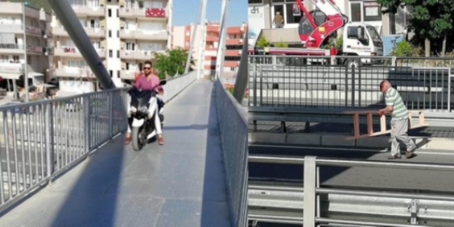 Motosikletli üst geçitten, yaya yoldan geçiyor
