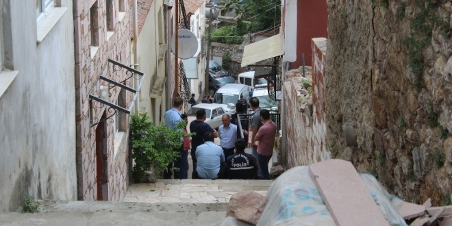 Annesini telefon kablosuyla �ld�rd�