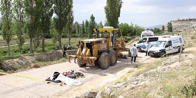 Greyderin alt�nda kalan motosiklet s�r�c�s� �ld�