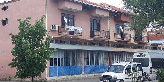 Asans�r yere �ak�ld�: 4 kad�n i��i yaraland�