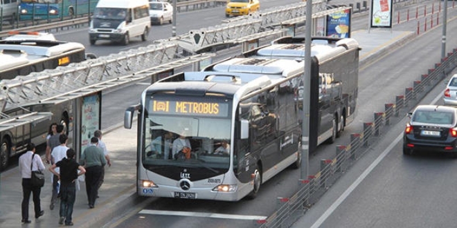 Metrobüs duraklarında sigara içenlere kötü haber