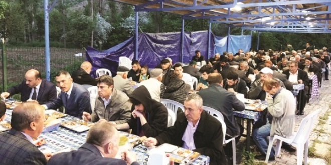10 y�ld�r bir sofrada iftar yap�yorlar