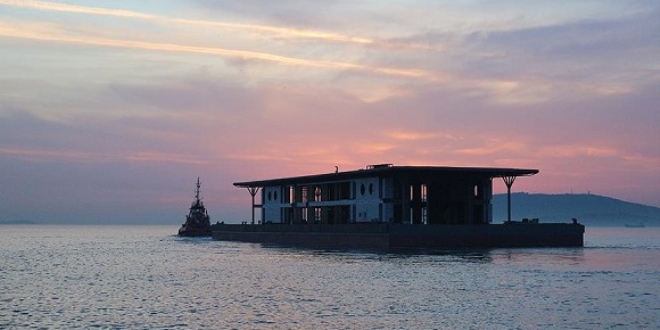 Karak�y yeni iskelesine kavu�uyor