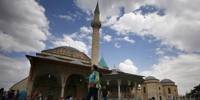 Mevlana'n�n t�rbesinde ramazan yo�unlu�u