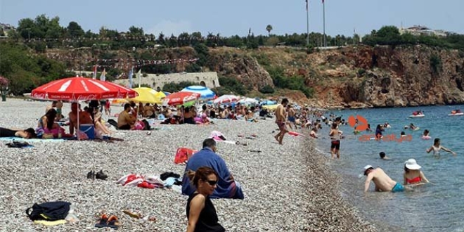 Antalya'da 30 dereceyi g�ren denize ko�tu