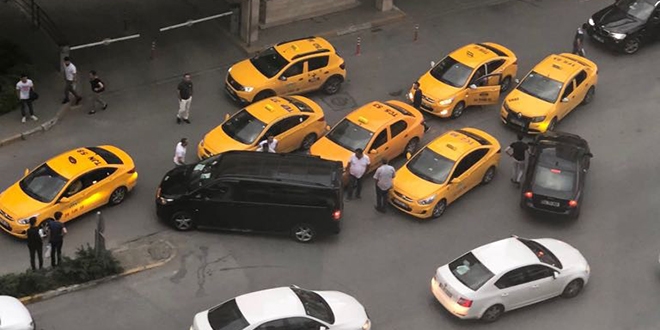 İstanbul'da taksiciler UBER aracının önünü böyle kesti