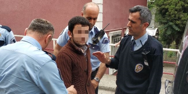 Askerden yeni gelen gen� babas�n� b��aklad�