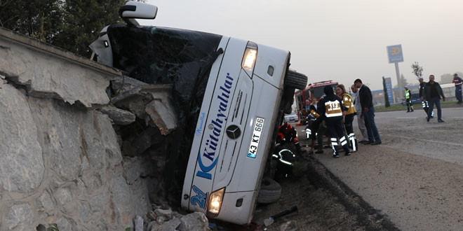 Ktahya'da otobs devrildi: 2 kii ld, 15 kii yaraland